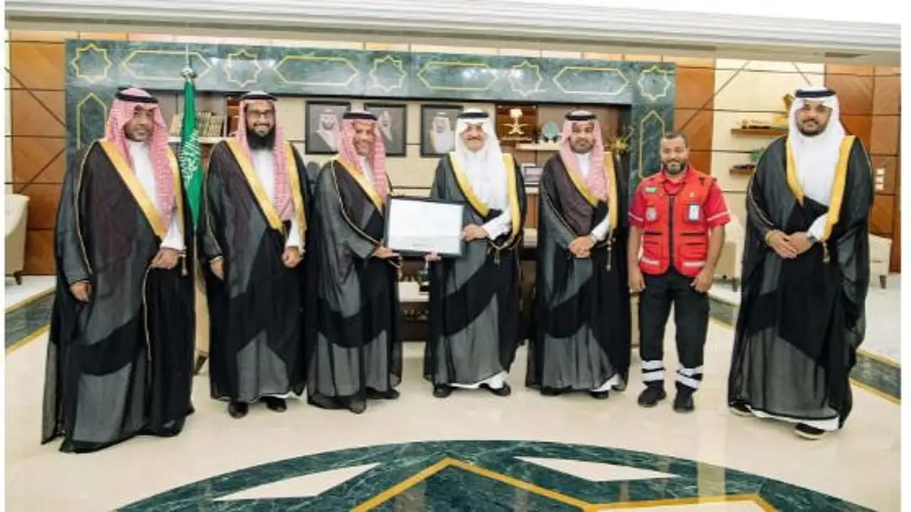 أمير الشرقية يتسلم شهادة امتثال مشروع “معاذ” ويشيد بجهود هيئة الهلال الأحمر